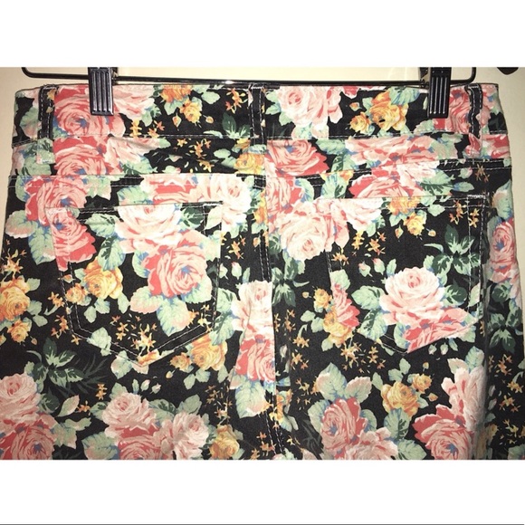 Shylo • Floral Denim Jeans (Stretchy) Pants🌺 - Picture 6 of 6